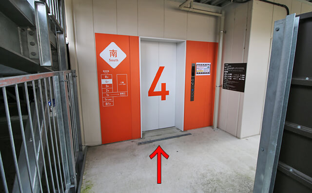 オレンジ色のエレベーター
