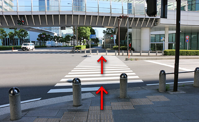 突き当たりの横断歩道を渡る