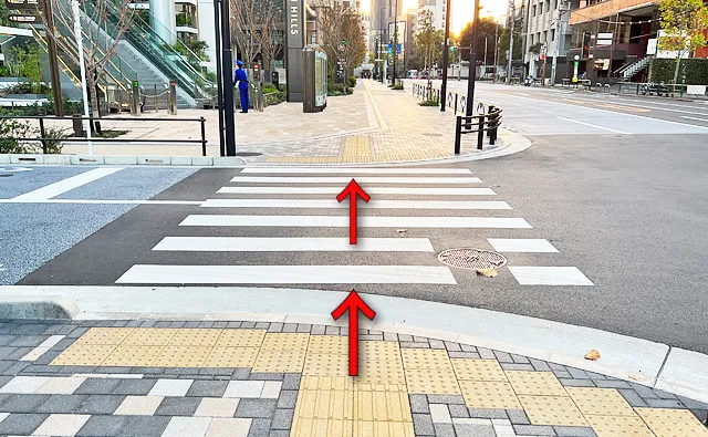 横断歩道を渡る