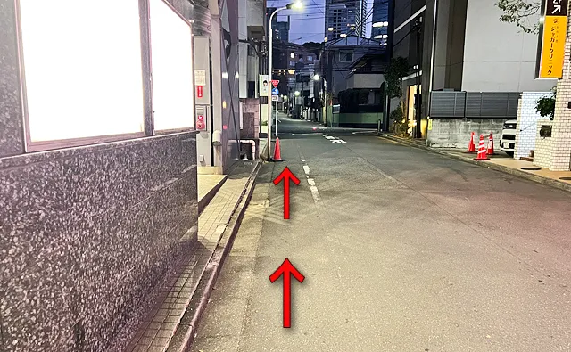 2つ目の横断歩道から直進