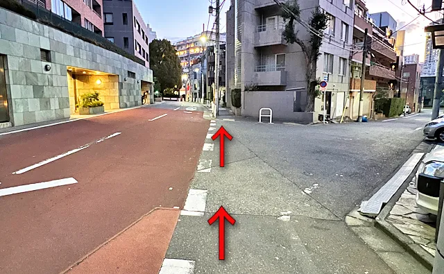 右側の道路をスルー