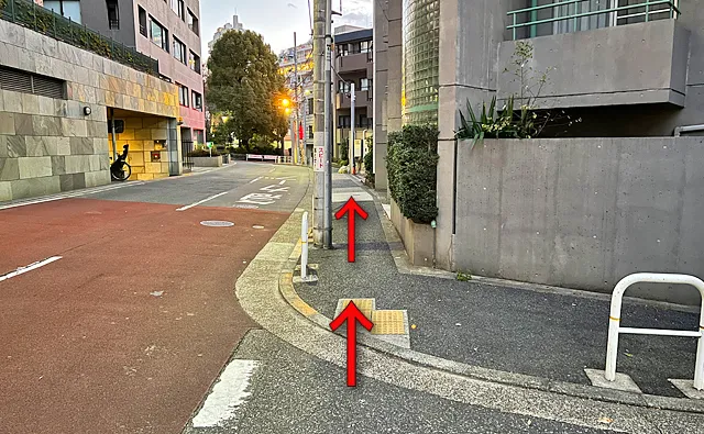 正面の歩道に入る