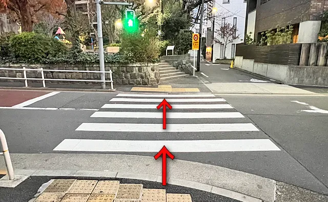 左側の横断歩道を渡る