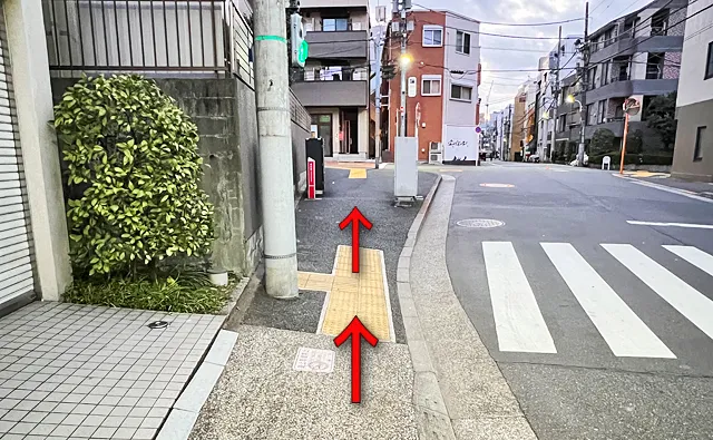 右側の横断歩道をスルー