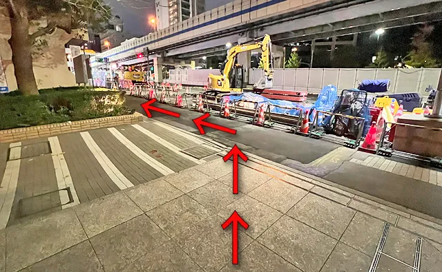 5秒ほど進んで歩道に入る