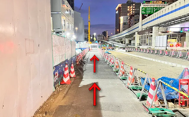 1つ目の横断歩道から直進