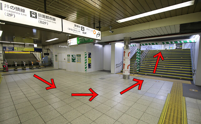 銀座線の改札から左の階段へ
