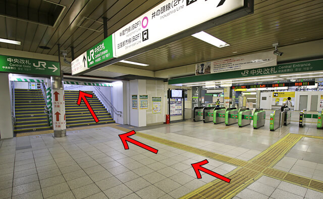 突き当たりの階段を上がる