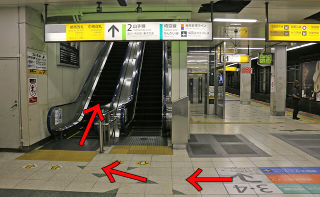 8号車そばのエスカレーター