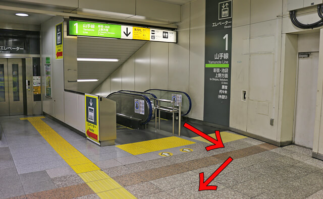 エスカレーターから右へ