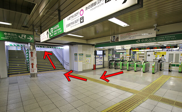 中央改札から右の階段へ