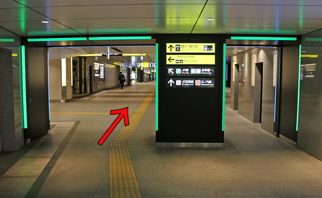 東京駅の案内板の柱