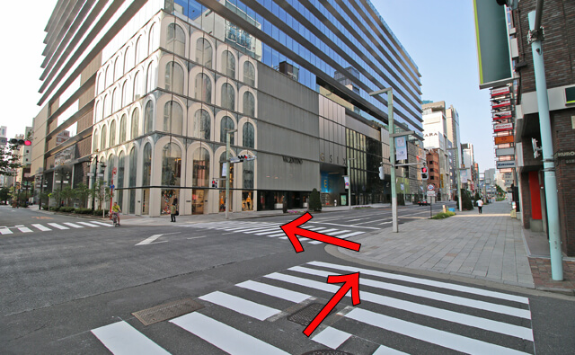 交差点を左斜め前へ渡る
