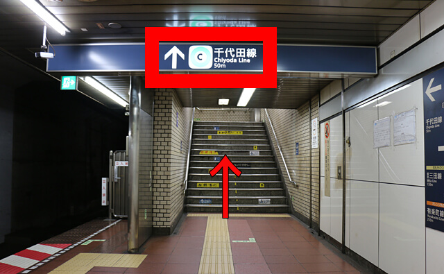千代田線への階段