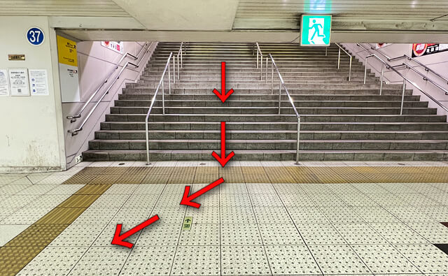 階段を下りたら右斜め前へ
