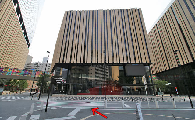 東京建物ブリリアホールと横断歩道