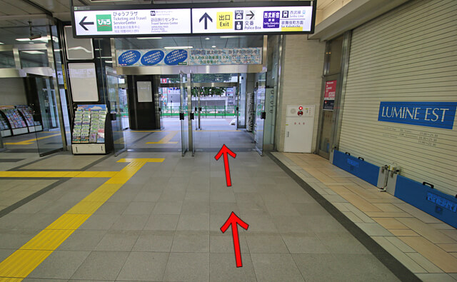 目の前に新宿駅の東口