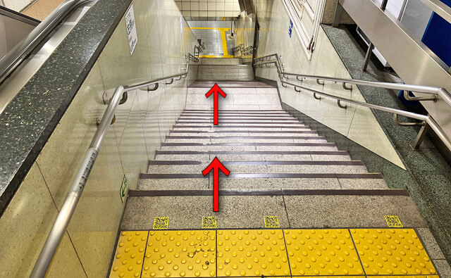 千代田線への階段を下りる