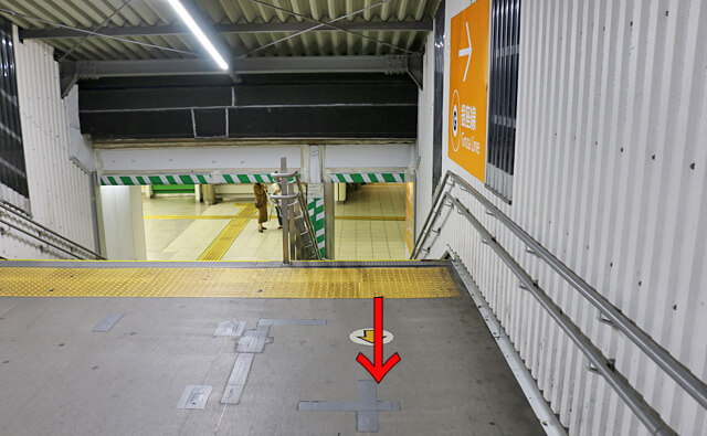 突き当たりの階段を上がったところ