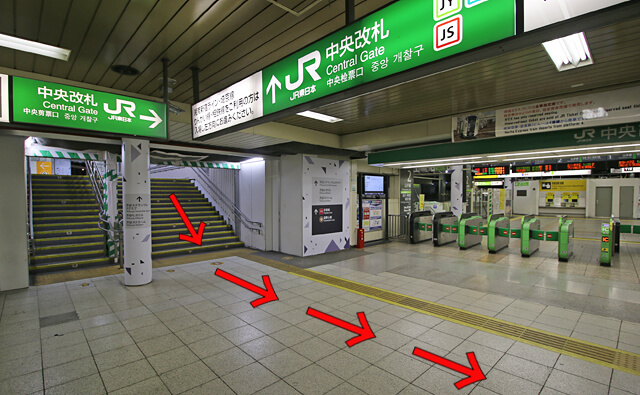 中央改札を左に見て直進