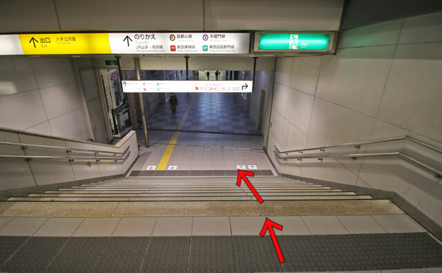 壁画そばの階段