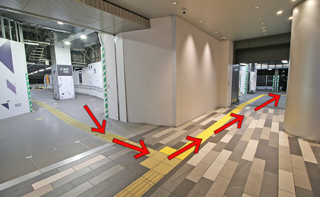 左側の通路へ