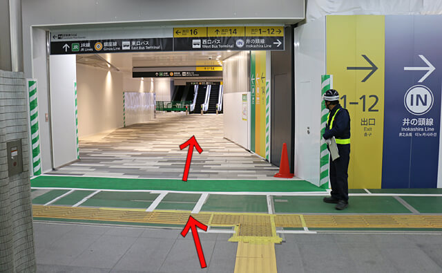 出口14への通路