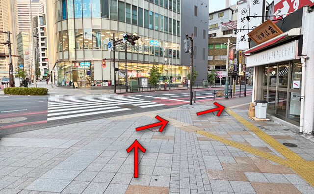 横断歩道を渡らず右折