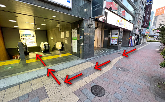 新宿西口駅のD5出口