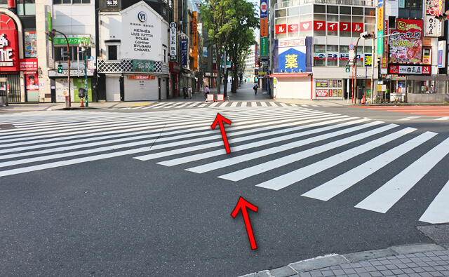 「歌舞伎町」交差点を渡る