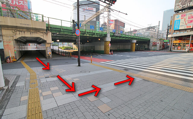 左側に「新宿大ガード西」交差点
