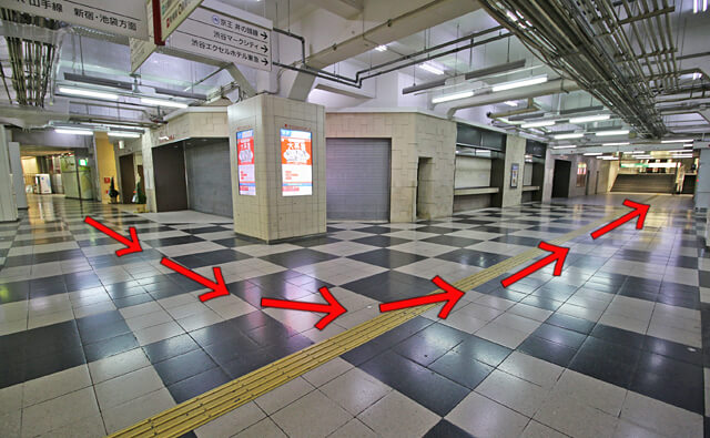左折して通路を直進