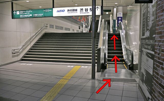 エスカレーターを上がる