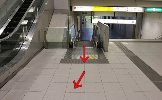 エスカレーターから右斜め前へ