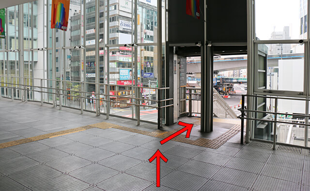 ガラスの通路の出口へ