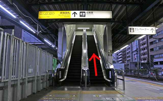 ホームのエスカレーター