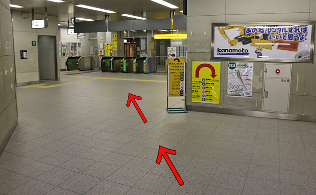 エスカレーターから左斜め前へ
