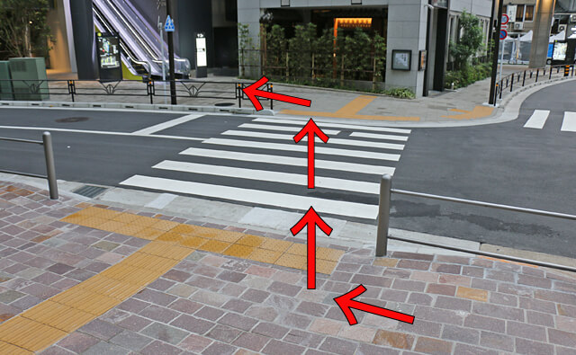 横断歩道を渡って左へ