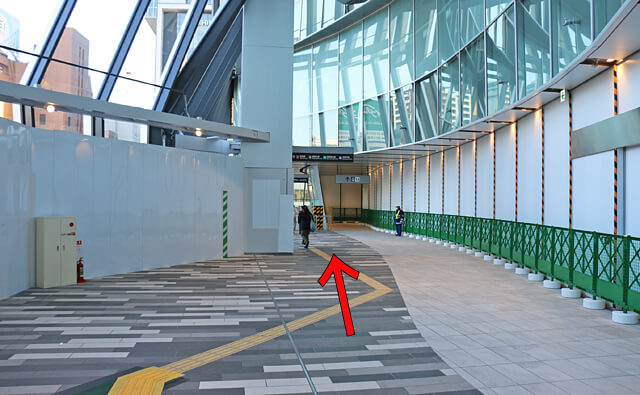 吹き抜けの明るい通路