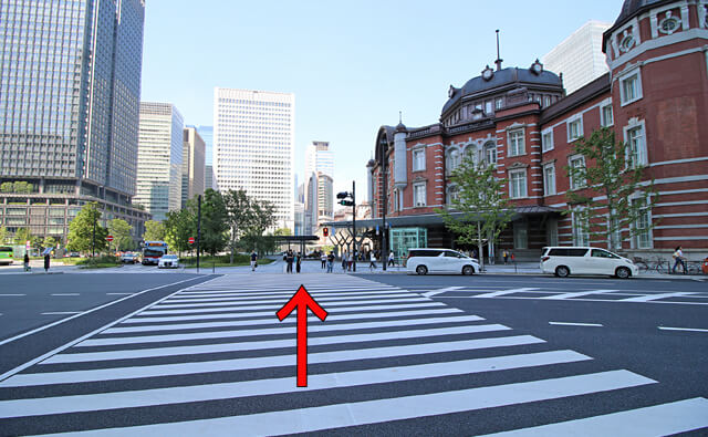 東京駅南口の横断歩道