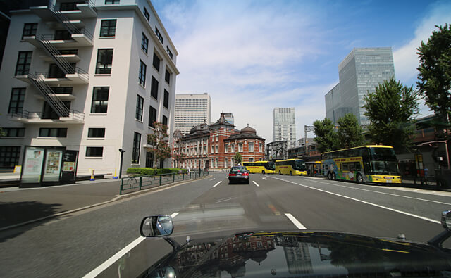 東京駅と、はとバス乗り場