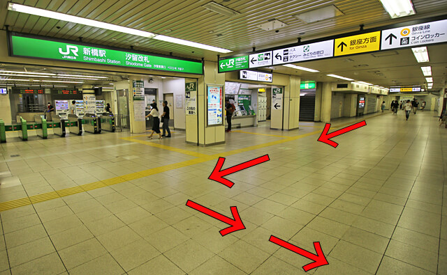 右側にJR新橋駅の汐留改札