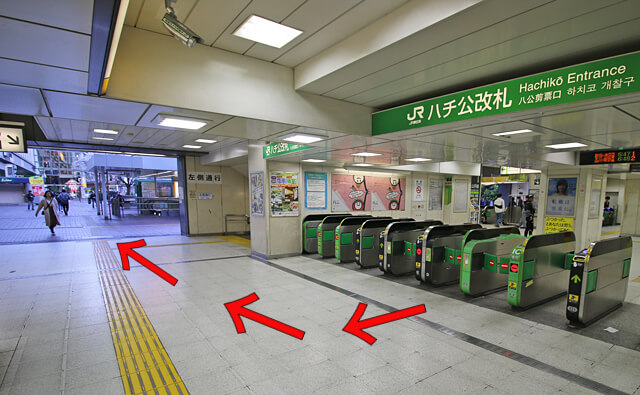 改札から右へ