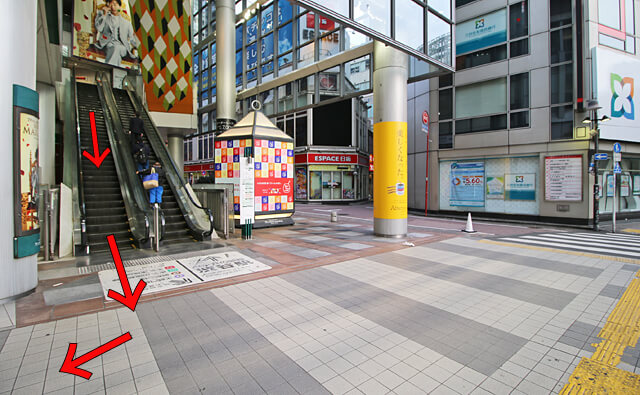 エスカレーターから右へ
