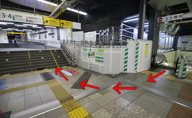 エスカレーターから右へ