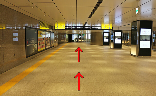 通路を40秒ほど歩く