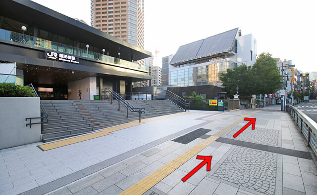 左にJR飯田橋駅