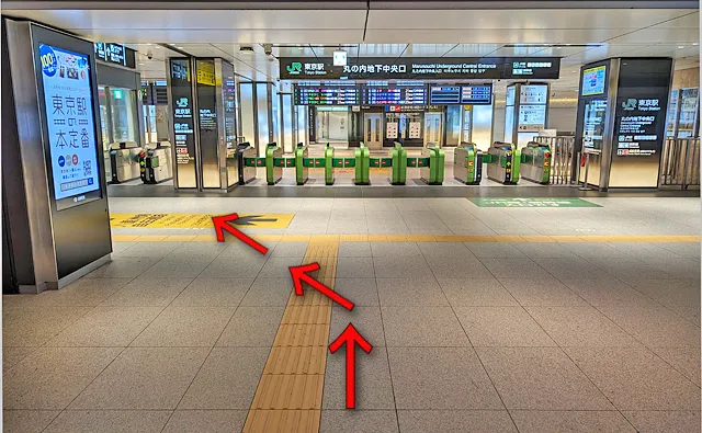 丸の内地下中央口の改札で左斜め前へ