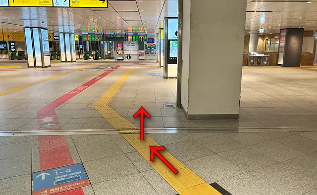 柱で右斜め前へ