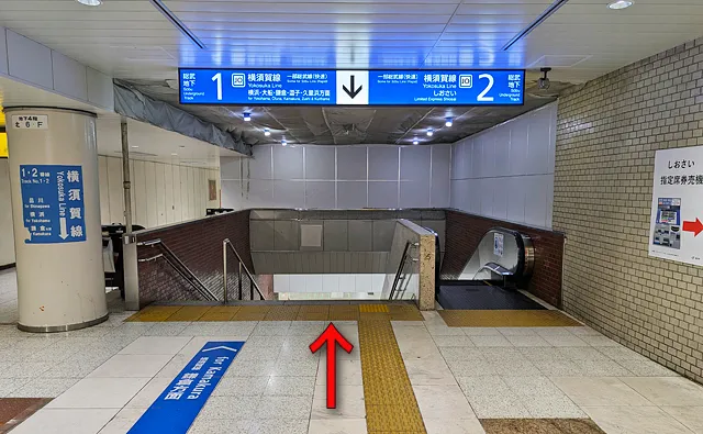 1・2番線へ向かう階段